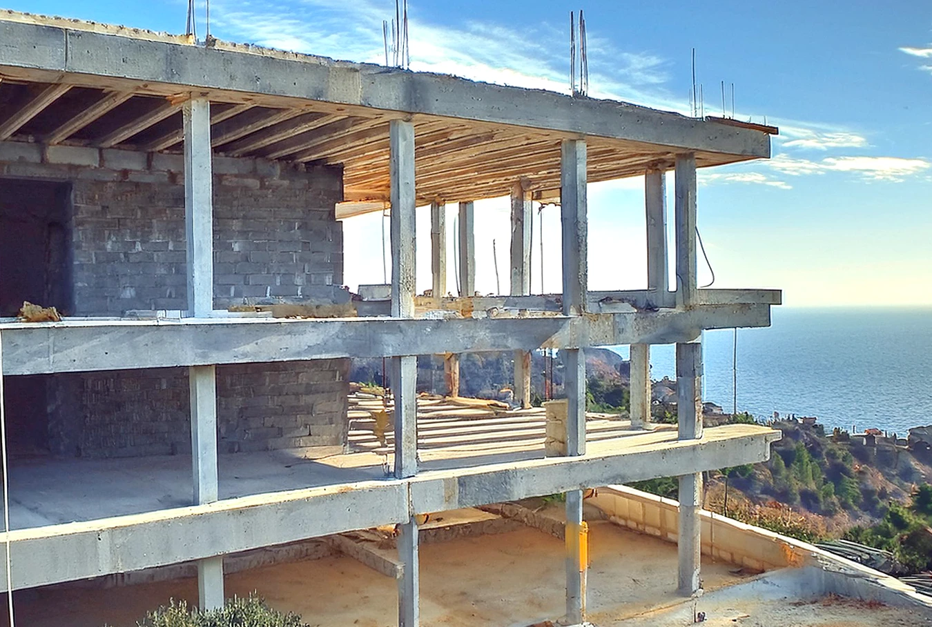 Rohbau einer Baustelle am Meer. Hausbau auf Mallorca. RM-Baleares Renovieren und Sanieren. Bauunternehmen auf den Balearen.