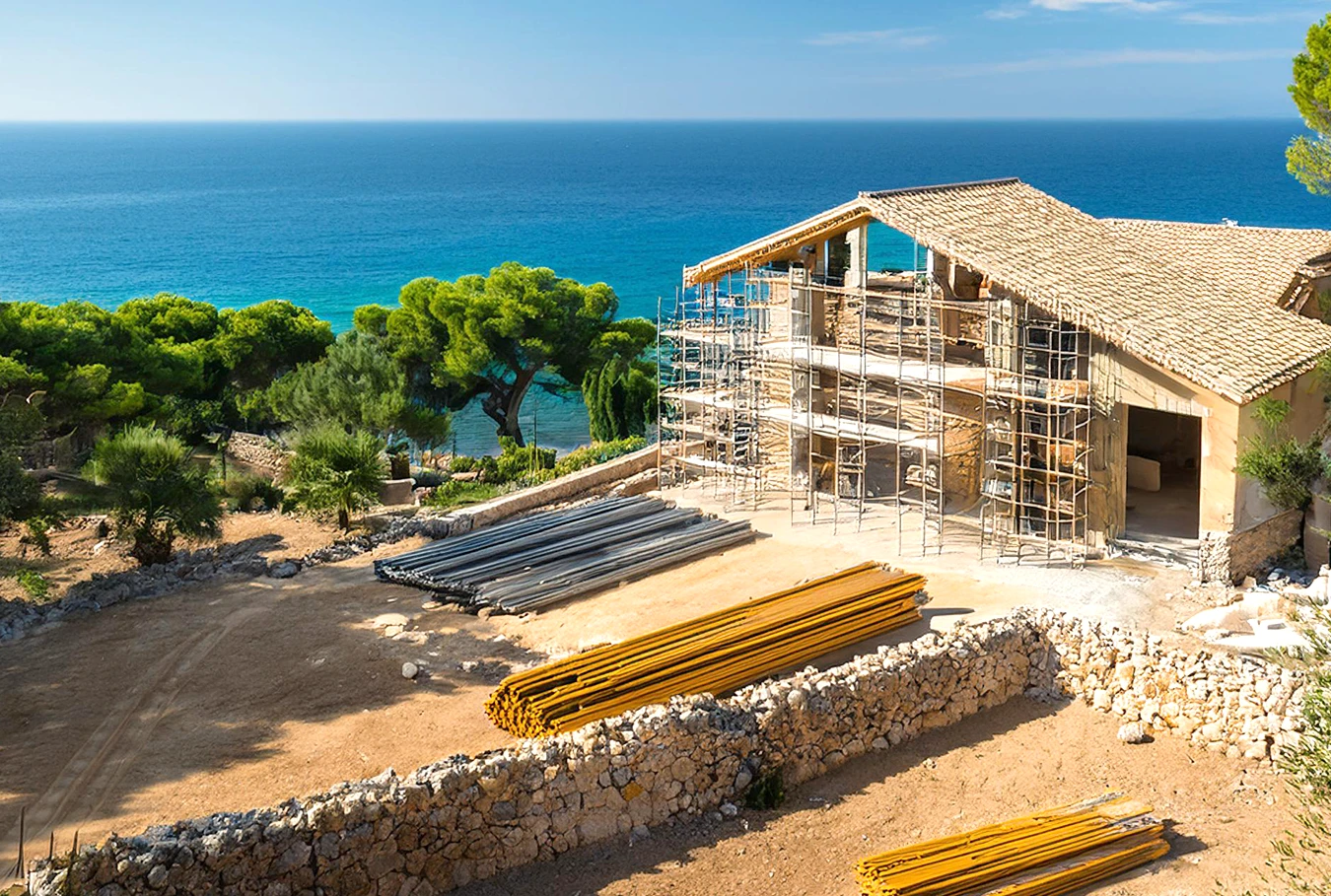 Foto von einer Baustelle auf Mallorca direkt am Meer. RM-Baleares Renovieren und Sanieren. Bauunternehmen Mallorca.