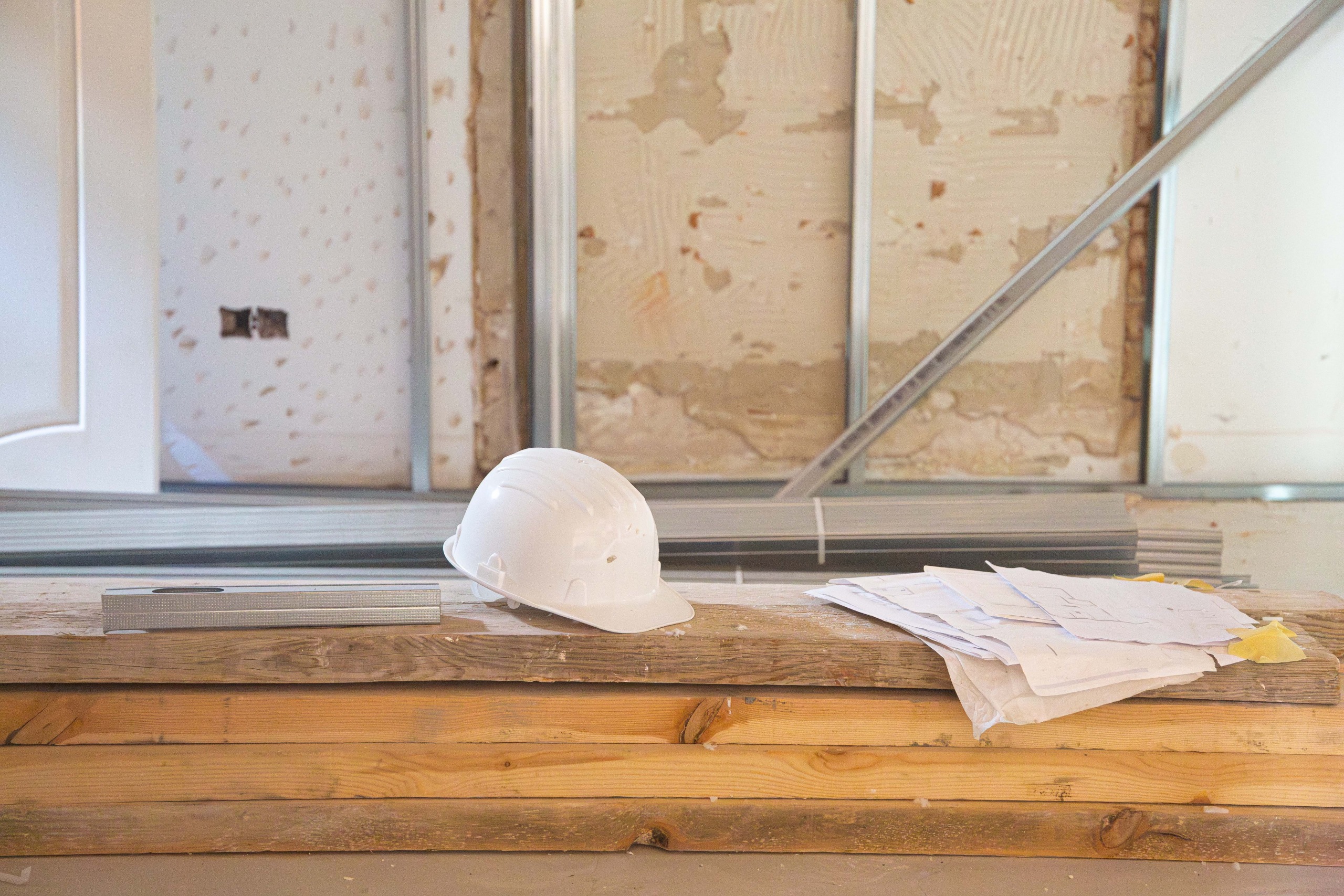 Motiv einer Baustelle mit Schutzhelm und Bauplänen - Kampagne des Bauunternehmens RM BALEARES auf Mallorca