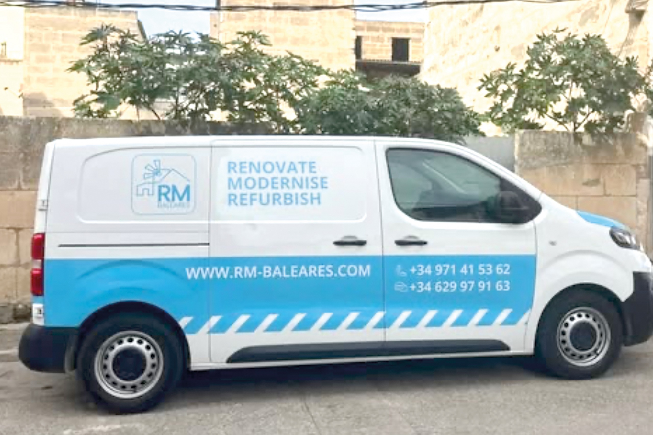 Baustellen-Fahrzeug der Baufirma RM BALEARES auf Mallorca - Renovierung und Sanierung