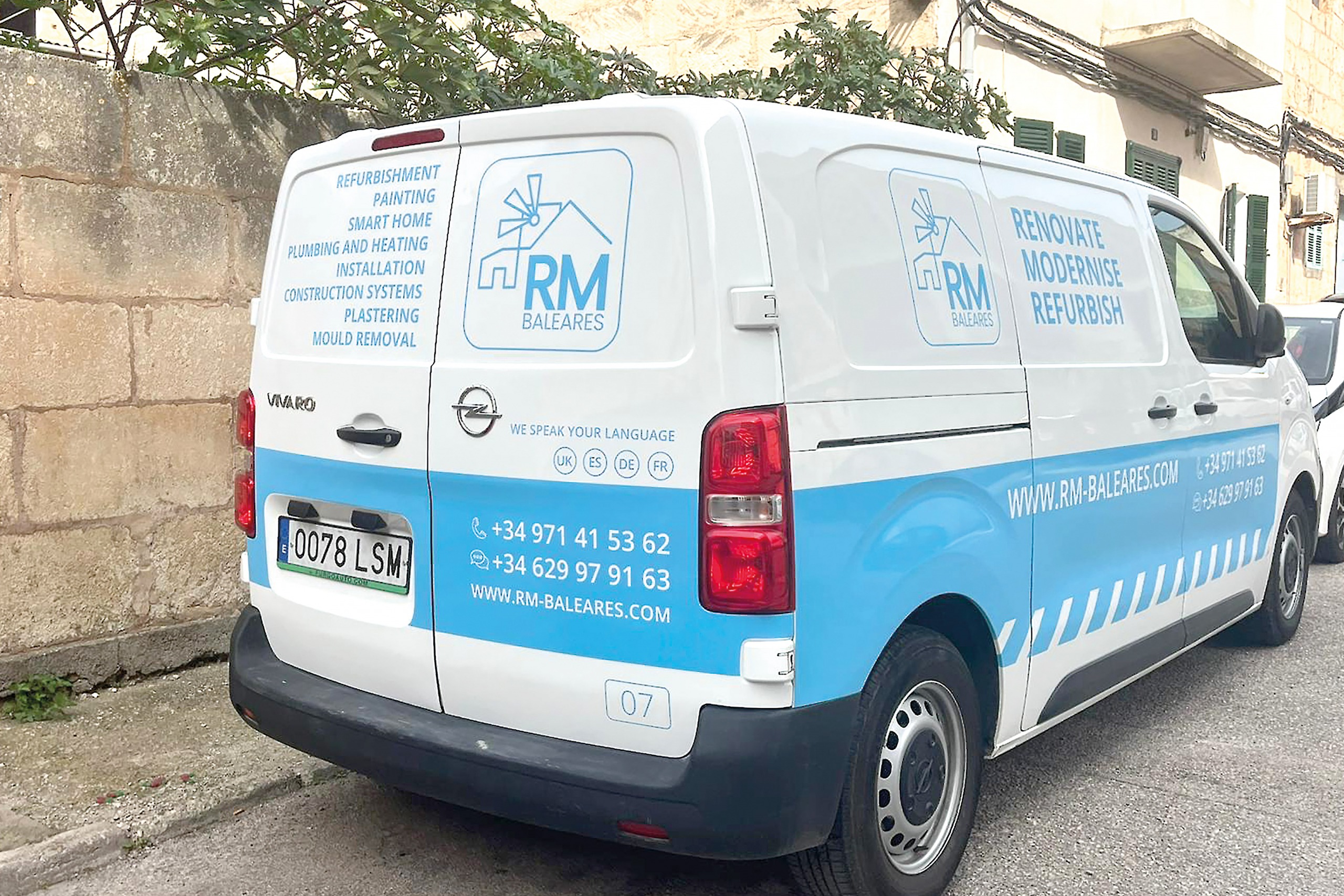 Baustellen-Fahrzeug der Baufirma RM BALEARES auf Mallorca - Renovierung und Sanierung