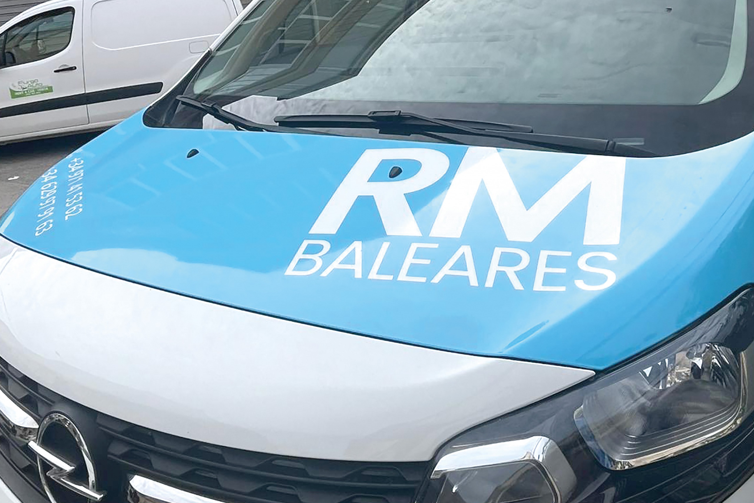 Baustellen-Fahrzeug der Baufirma RM BALEARES auf Mallorca - Renovierung und Sanierung