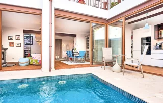 Pool mit hochwertigen Fliesen, Schiebetüren und große Fenster - Neubau auf Mallorca