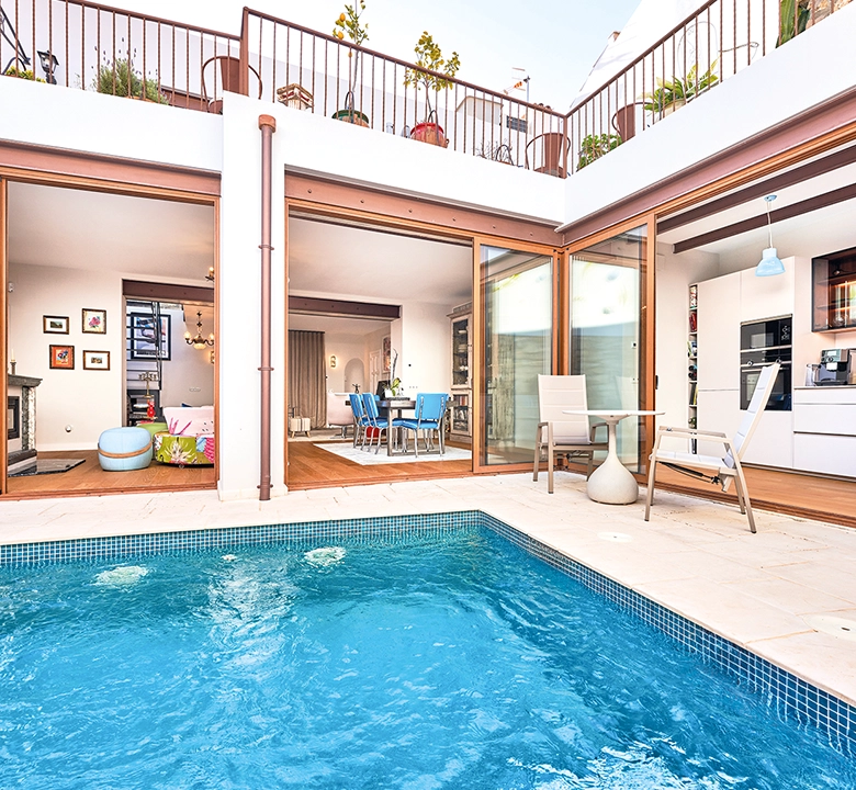 Pool mit hochwertigen Fliesen, Schiebetüren und große Fenster - Neubau auf Mallorca