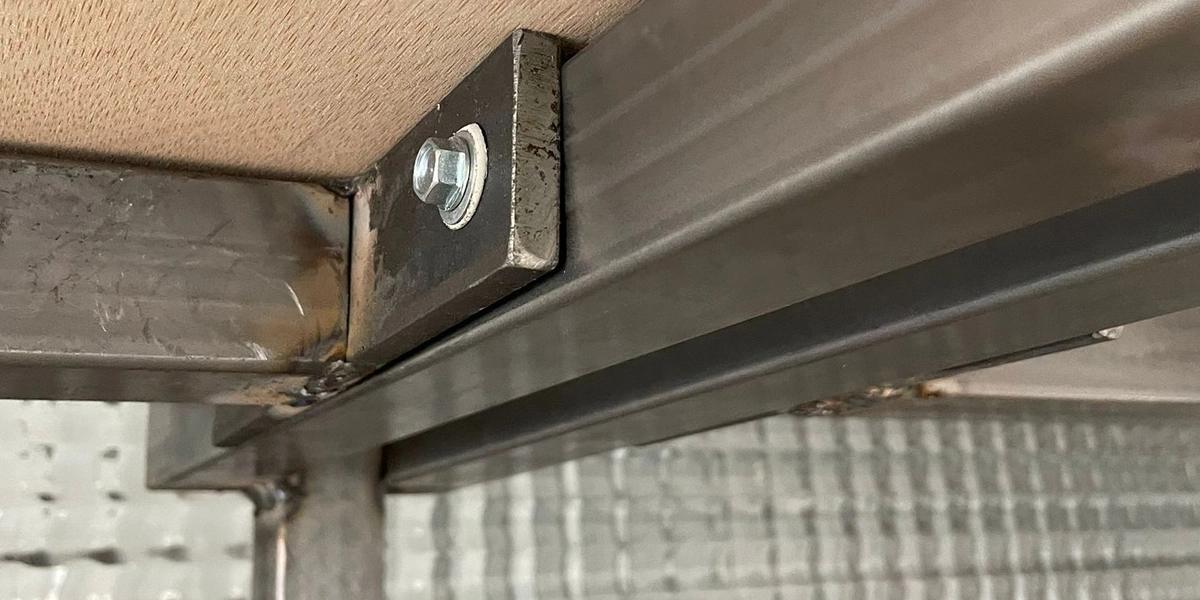 Regal für schwere Lasten aus Stahl, Wandregal in einem Lager