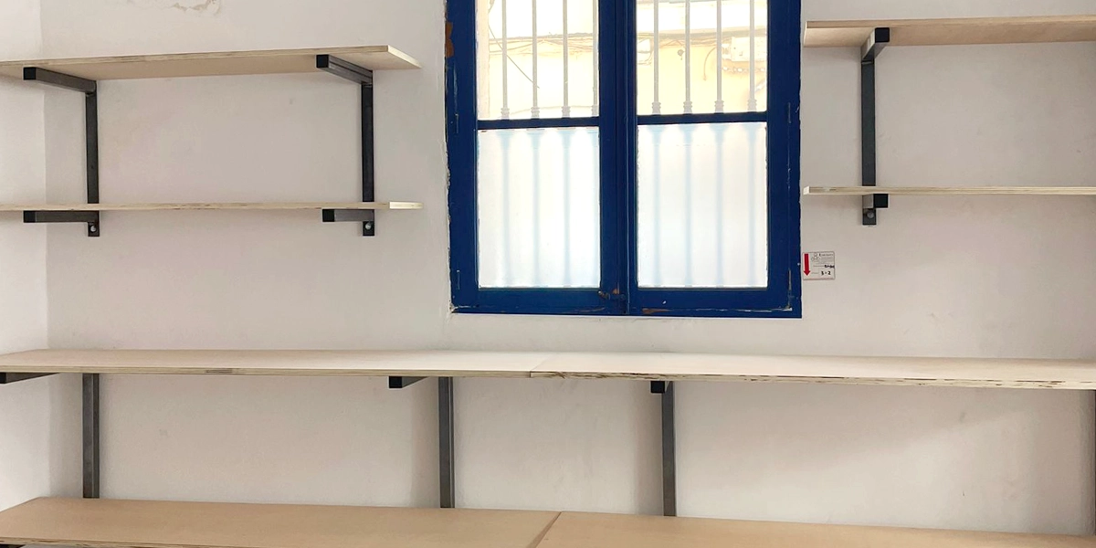 Regal für schwere Lasten aus Stahl, Wandregal in einem Lager