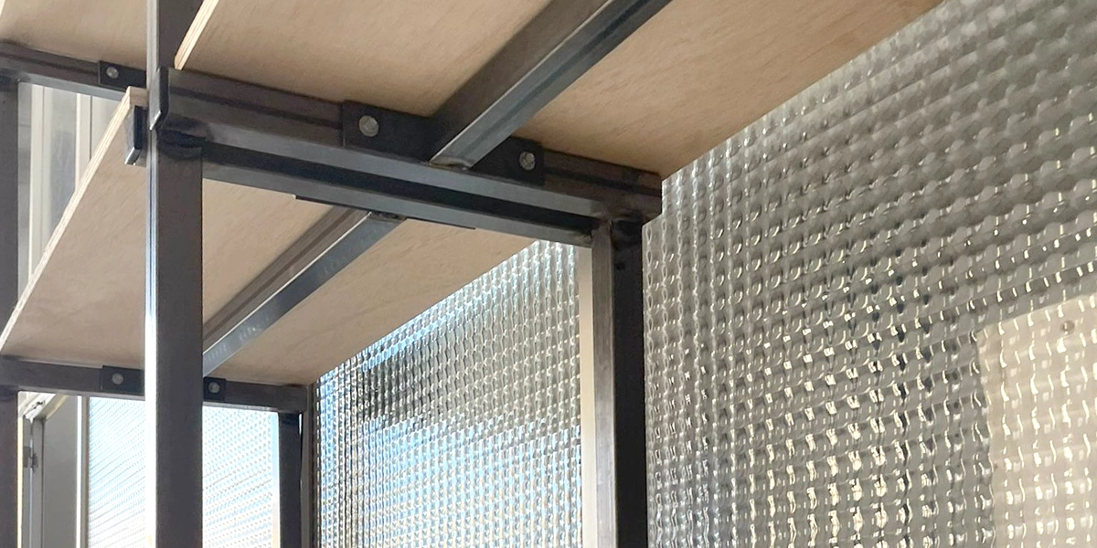 Regal aus schweren Stahl, Innenarchitektur