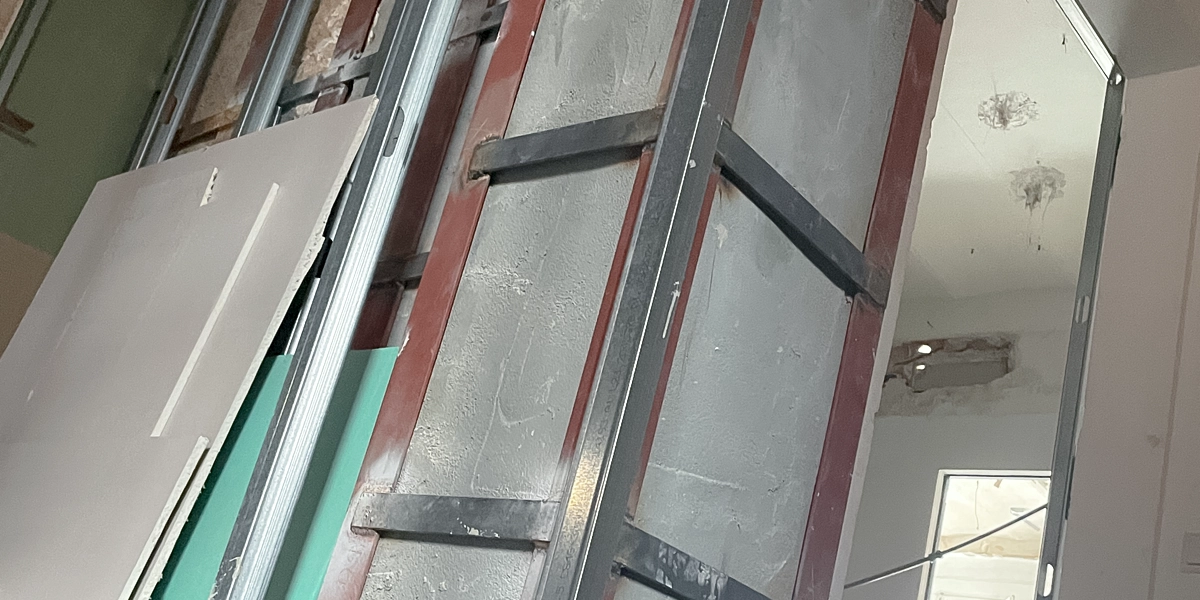 Säule, tragende Wand, Deckenkonstruktion auf einer Baustelle