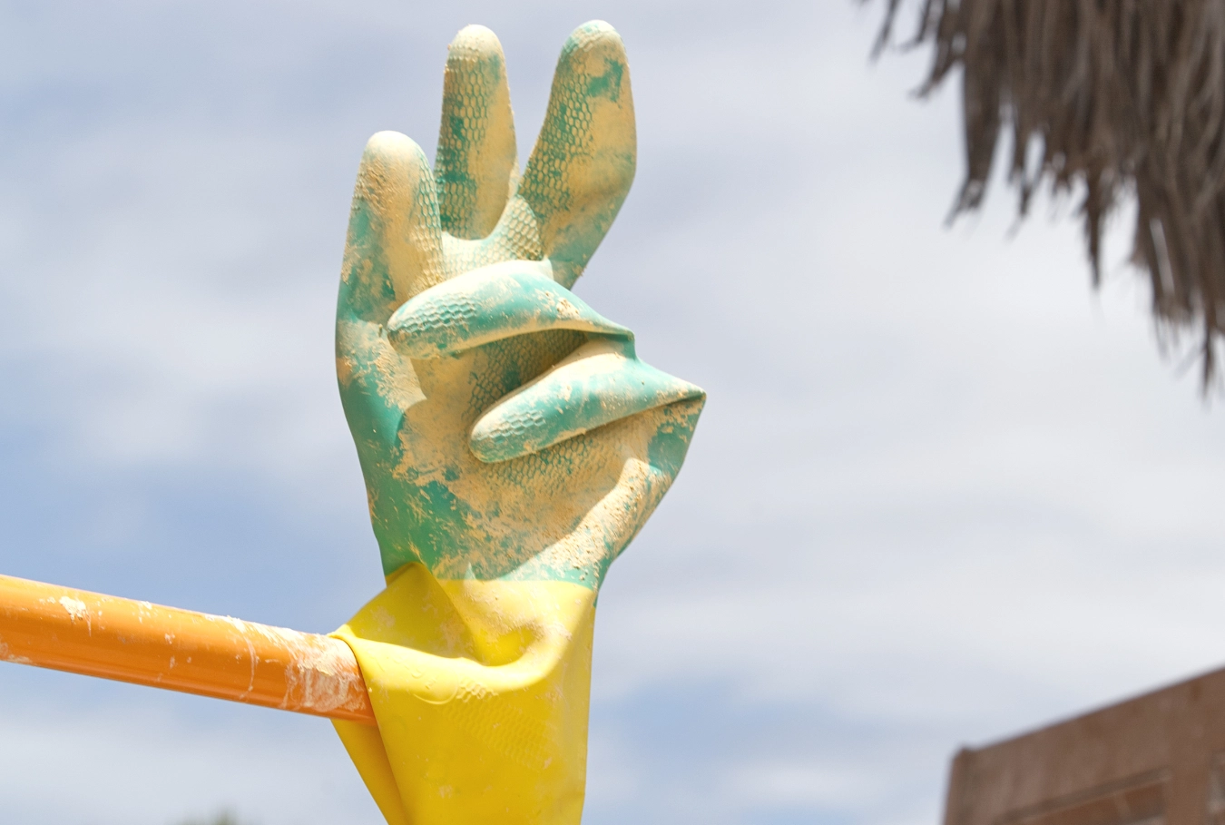 Handwerker Mallorca. Gummihandschuhe eines Handwerkers auf einem Gerüst